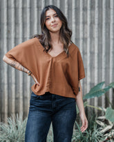 Blusa Zhara con mangas cuello en V- Lino Moca