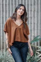 Blusa Zhara con mangas cuello en V- Lino Moca