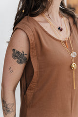 Vestido Sofía en Lino sin mangas con bolsillos y aberturas - Color Moca