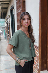 Blusa Zhara con mangas cuello en V- Color Verde Oliva