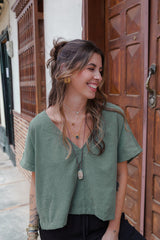 Blusa Zhara con mangas cuello en V- Color Verde Oliva