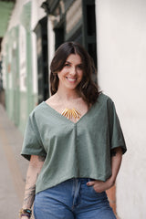 Blusa Zhara con mangas cuello en V- Color Verde Oliva