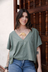 Blusa Zhara con mangas cuello en V- Color Verde Oliva