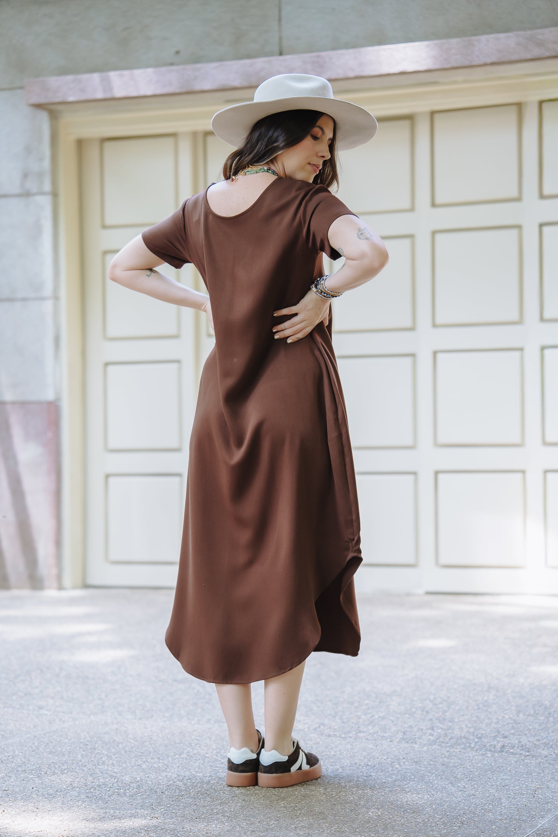 Vestido Alma multipropósito cuello en V o redondo - Café Oscuro
