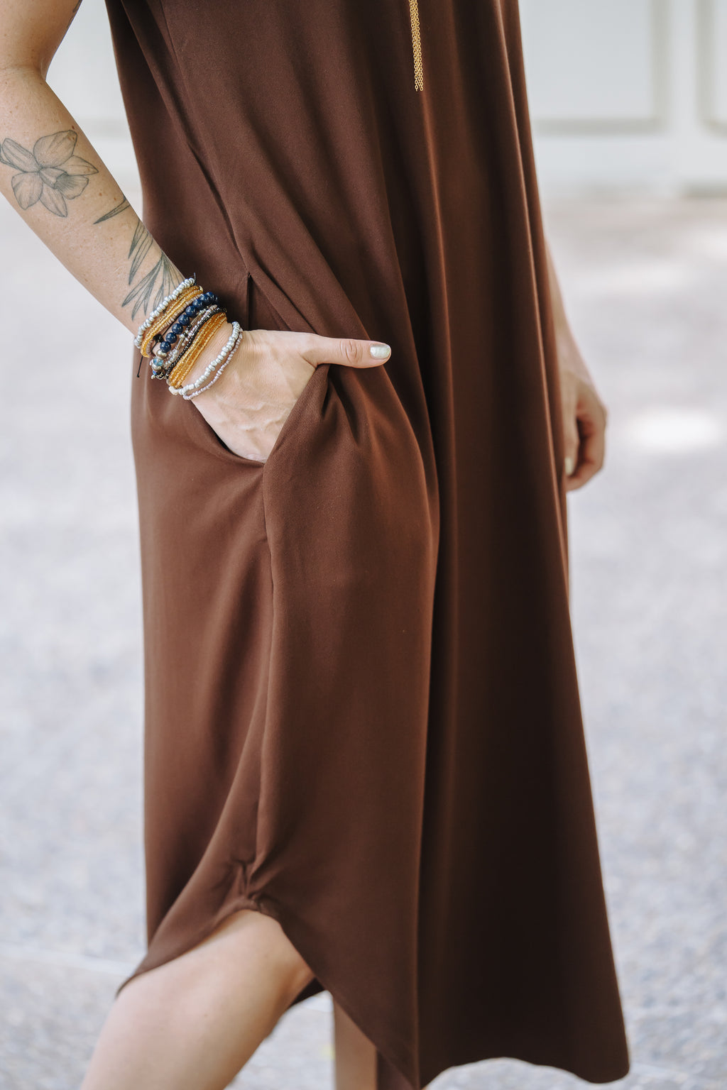 Vestido Alma multipropósito cuello en V o redondo - Café Oscuro