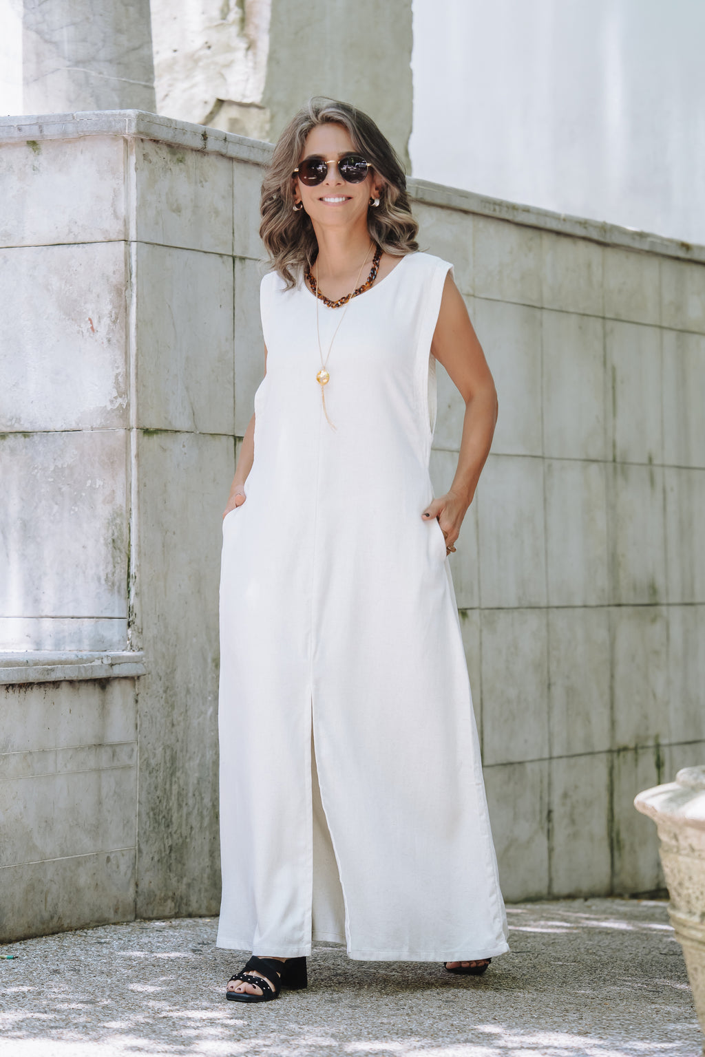 Vestido Sofía en Lino sin mangas con bolsillos y aberturas - Color Semilla