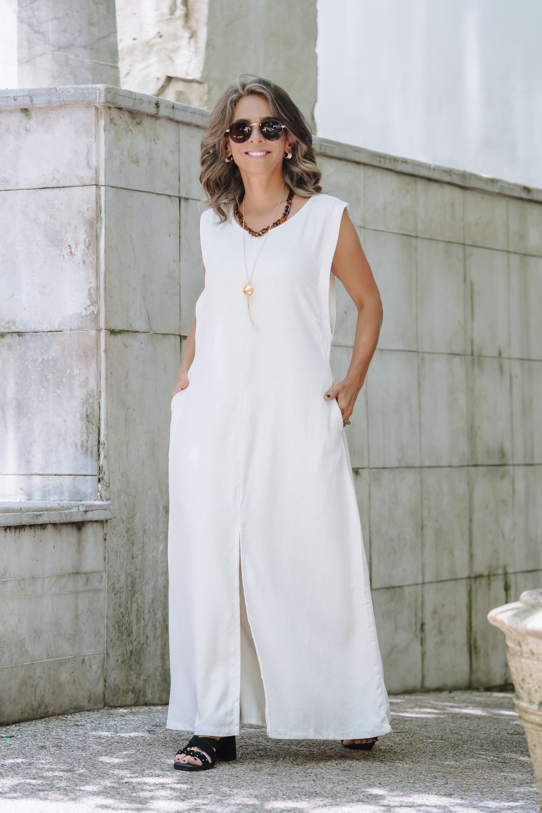 Vestido Sofía en Lino sin mangas con bolsillos y aberturas - Color Semilla