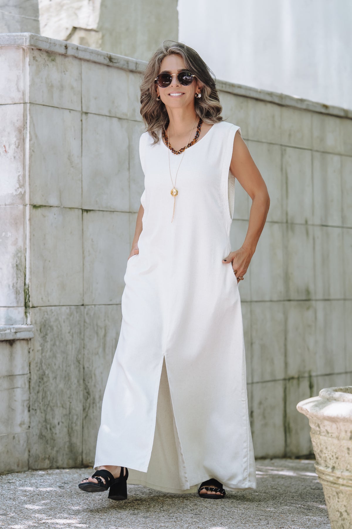 Vestido Sofía en Lino sin mangas con bolsillos y aberturas - Color Semilla