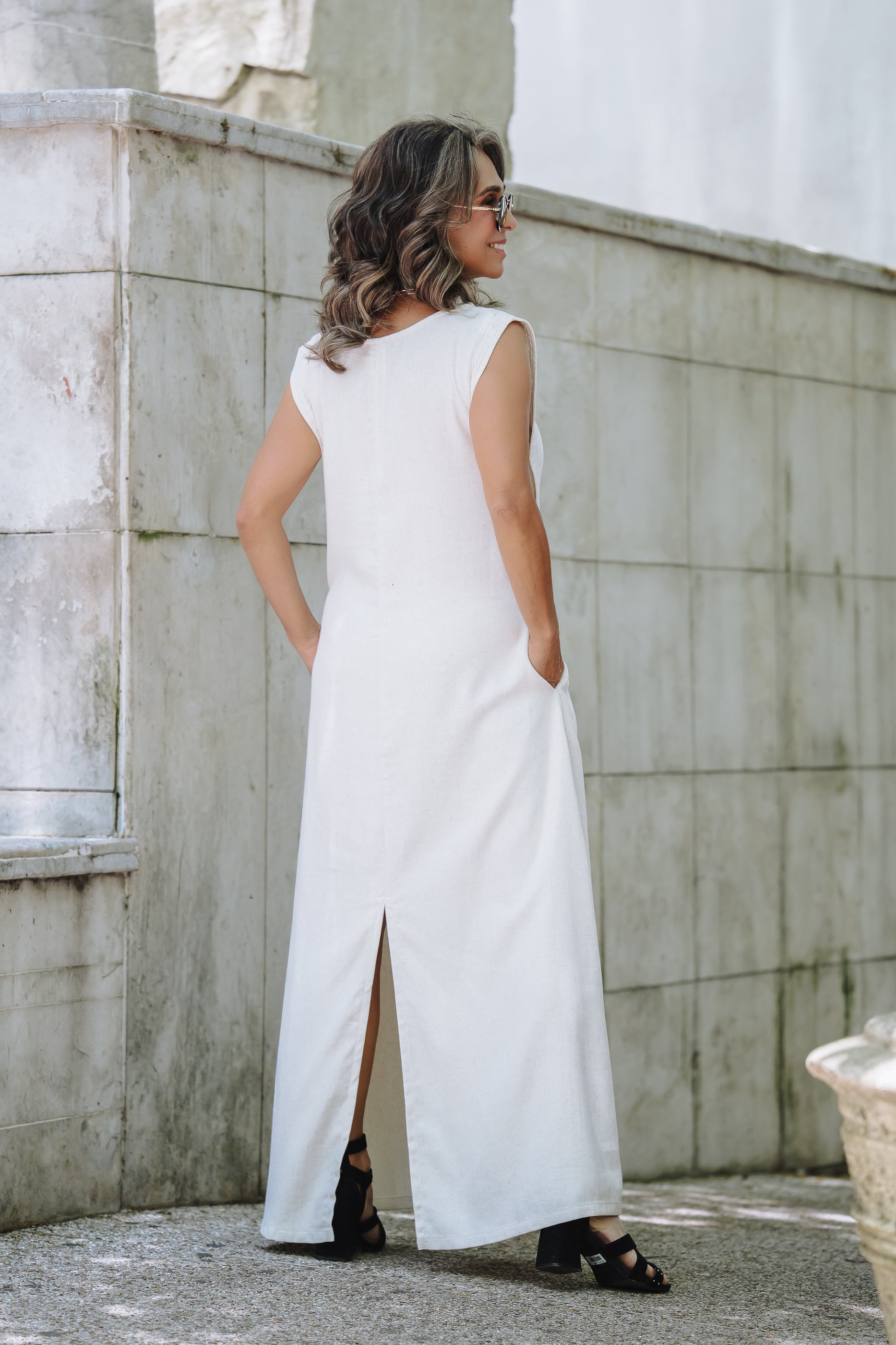 Vestido Sofía en Lino sin mangas con bolsillos y aberturas - Color Semilla