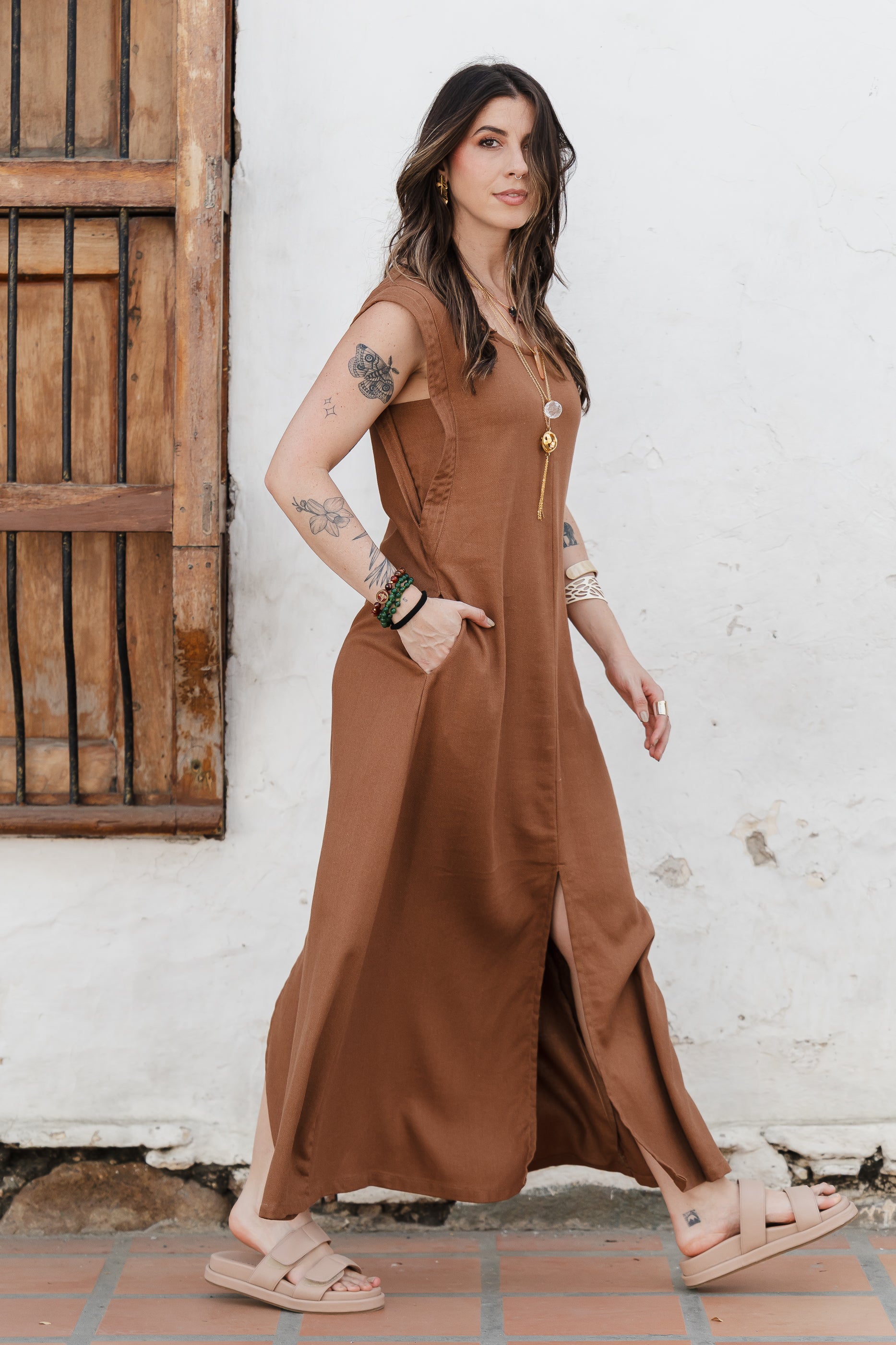 Vestido Sofía en Lino sin mangas con bolsillos y aberturas - Color Moca Imagen secundaria del producto