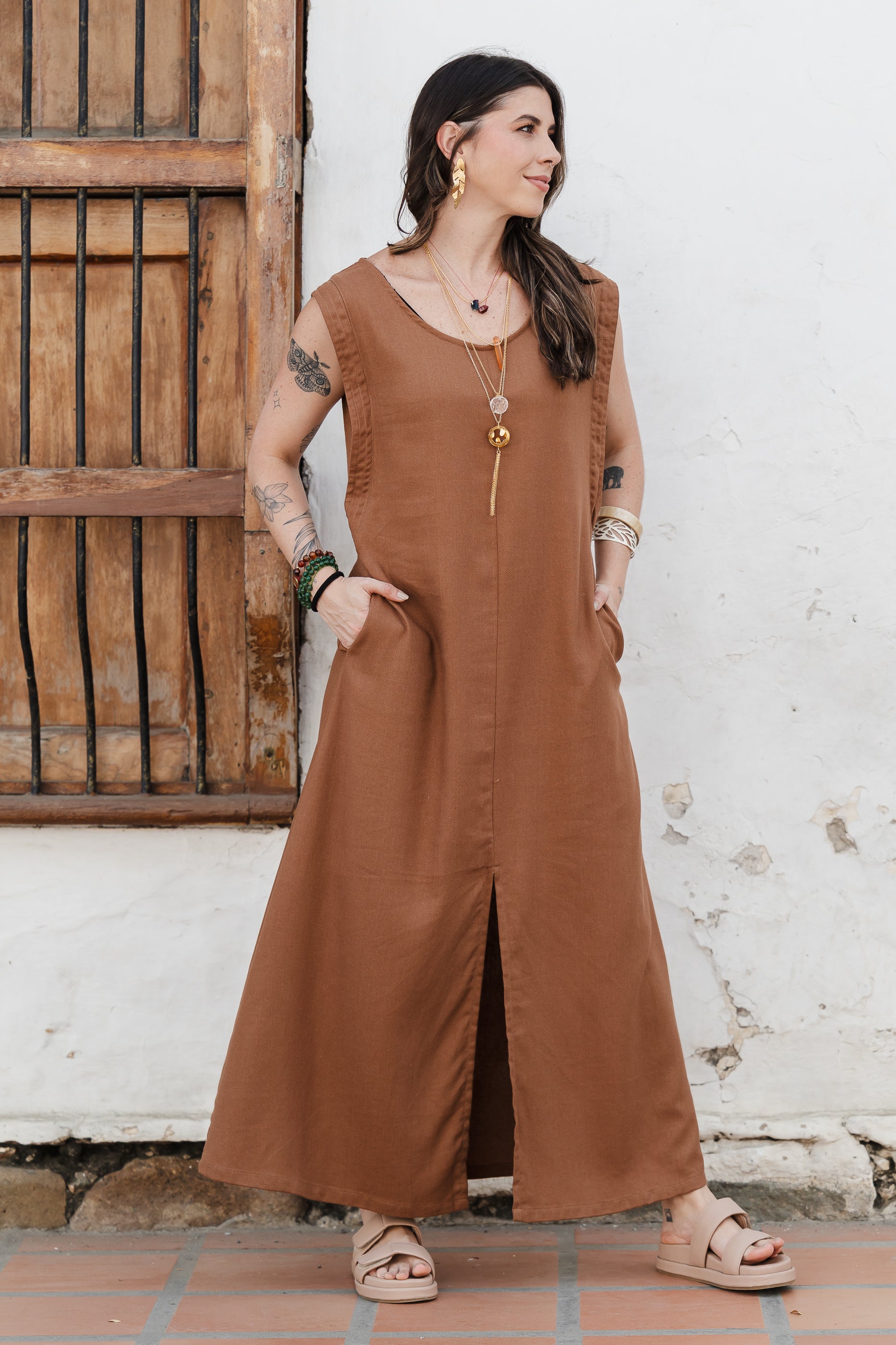 Vestido Sofía en Lino sin mangas con bolsillos y aberturas - Color Moca Imagen principal del producto