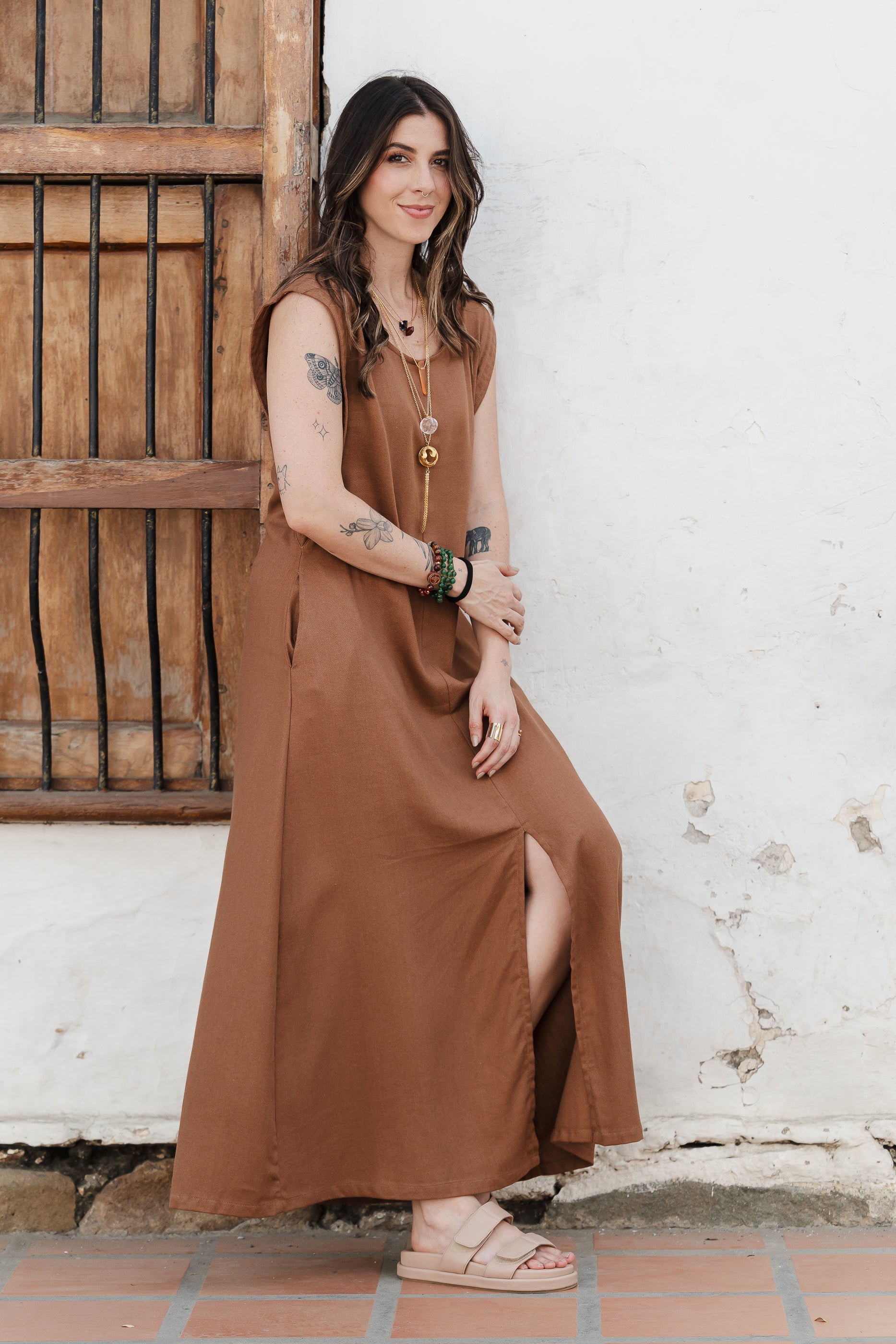 Vestido Sofía en Lino sin mangas con bolsillos y aberturas - Color Moca