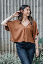 Blusa Zhara con mangas cuello en V- Lino Moca