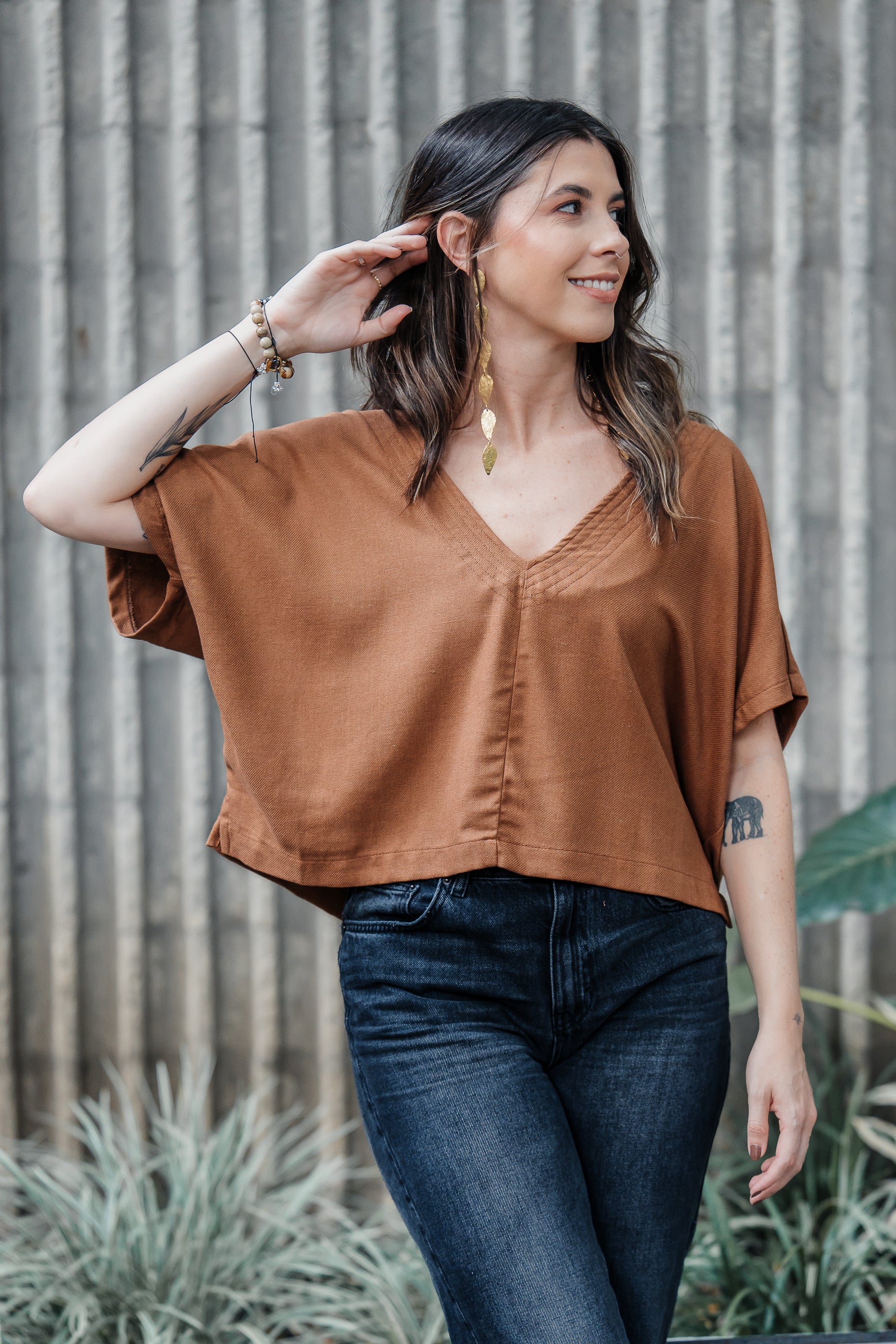 Blusa Zhara con mangas cuello en V- Lino Moca