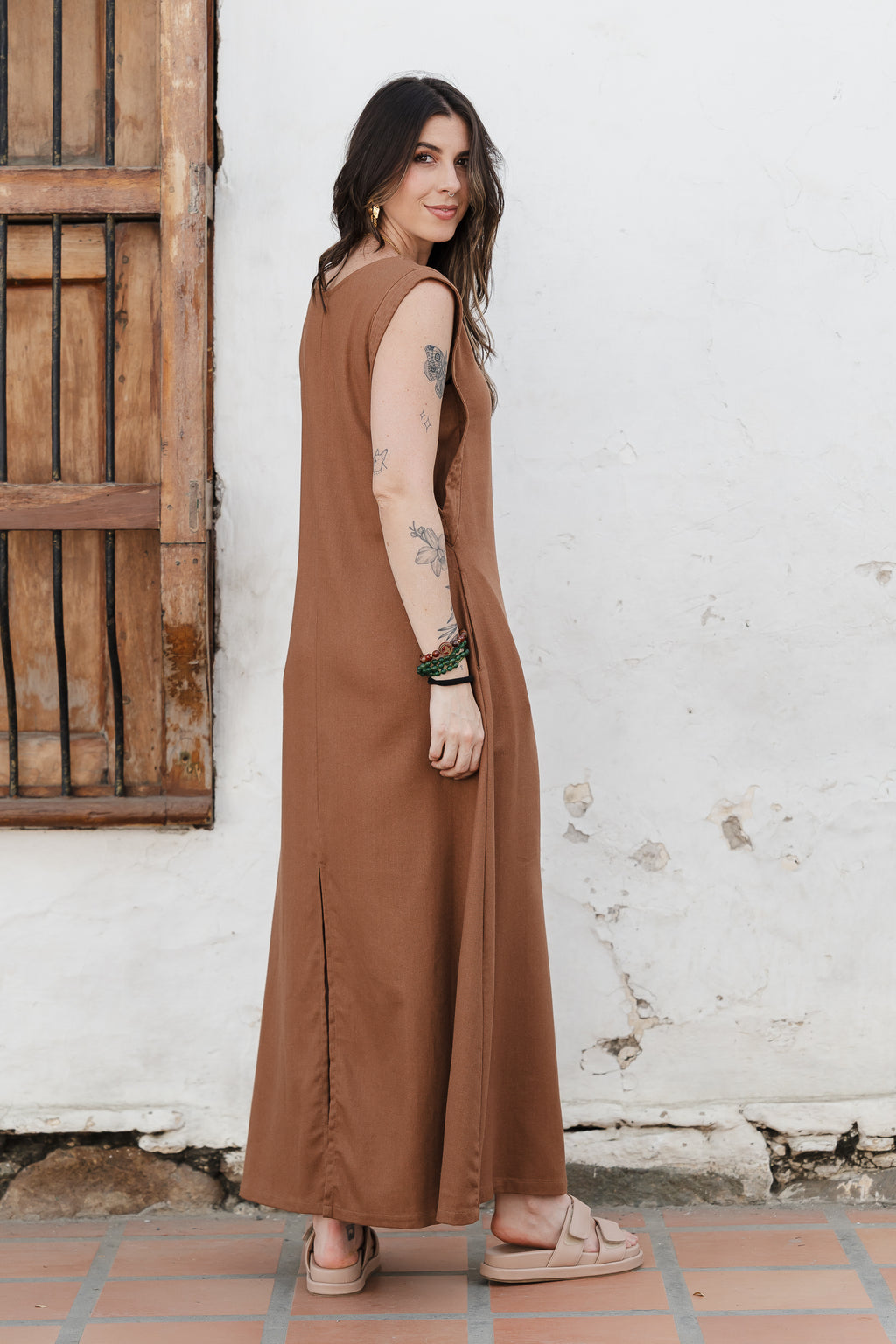 Vestido Sofía en Lino sin mangas con bolsillos y aberturas - Color Moca