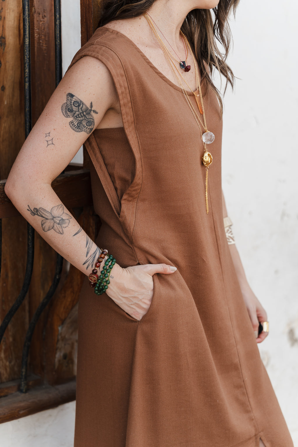 Vestido Sofía en Lino sin mangas con bolsillos y aberturas - Color Moca