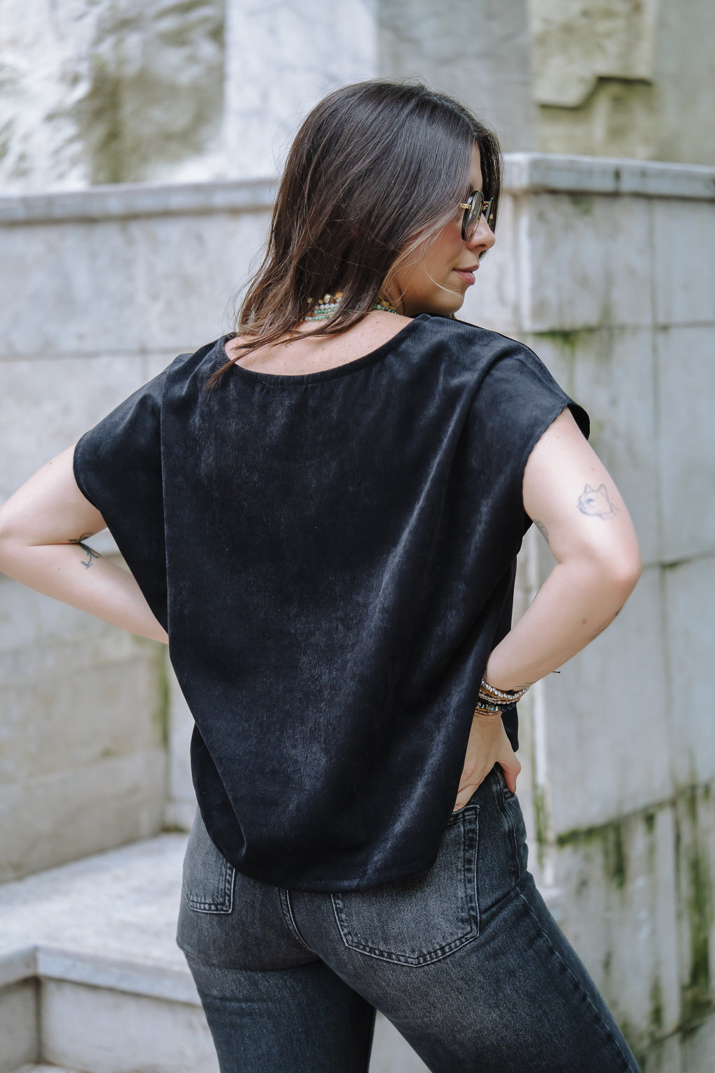 Blusa Cuello Bandeja - Corduroy Negra