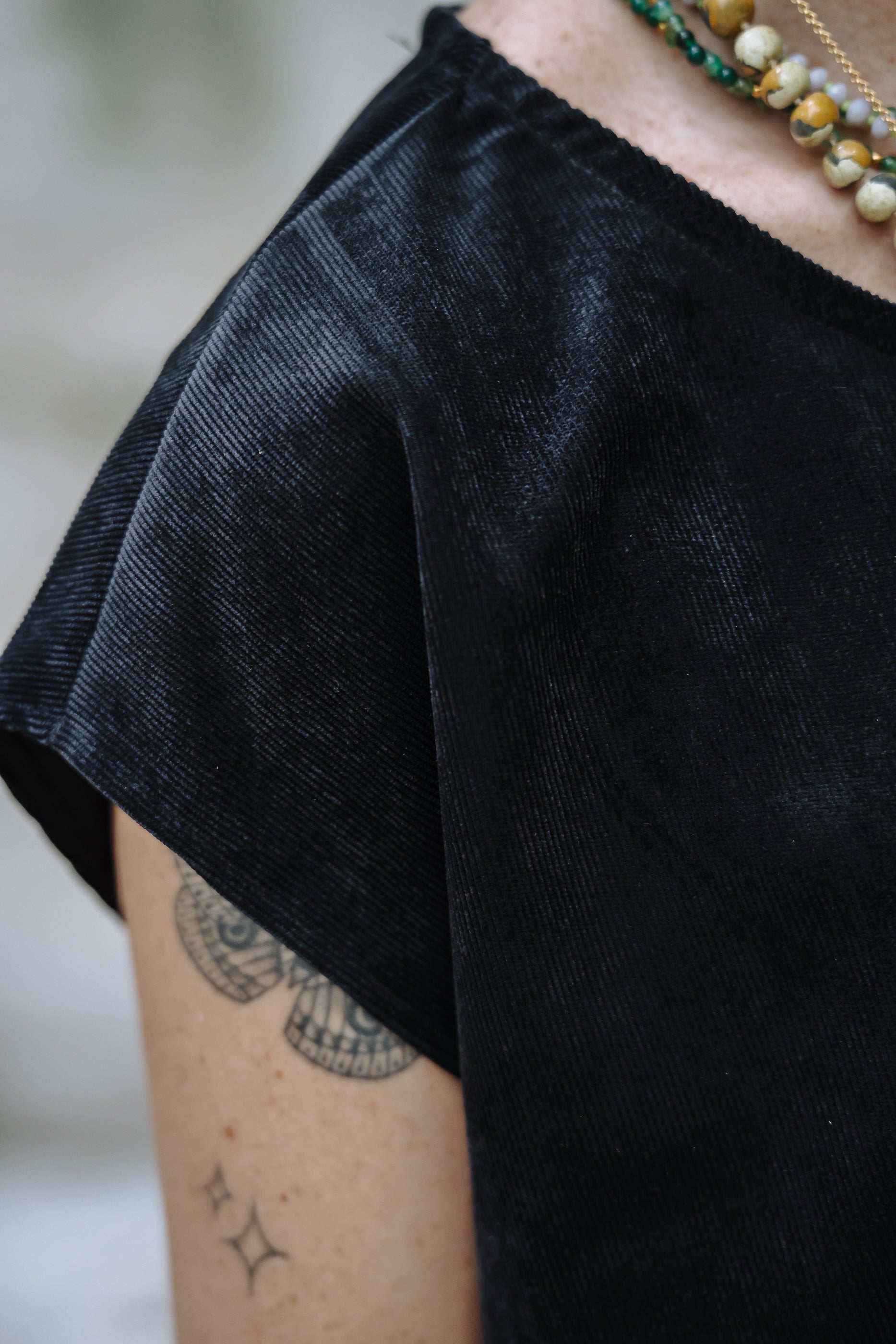 Blusa Cuello Bandeja - Corduroy Negra