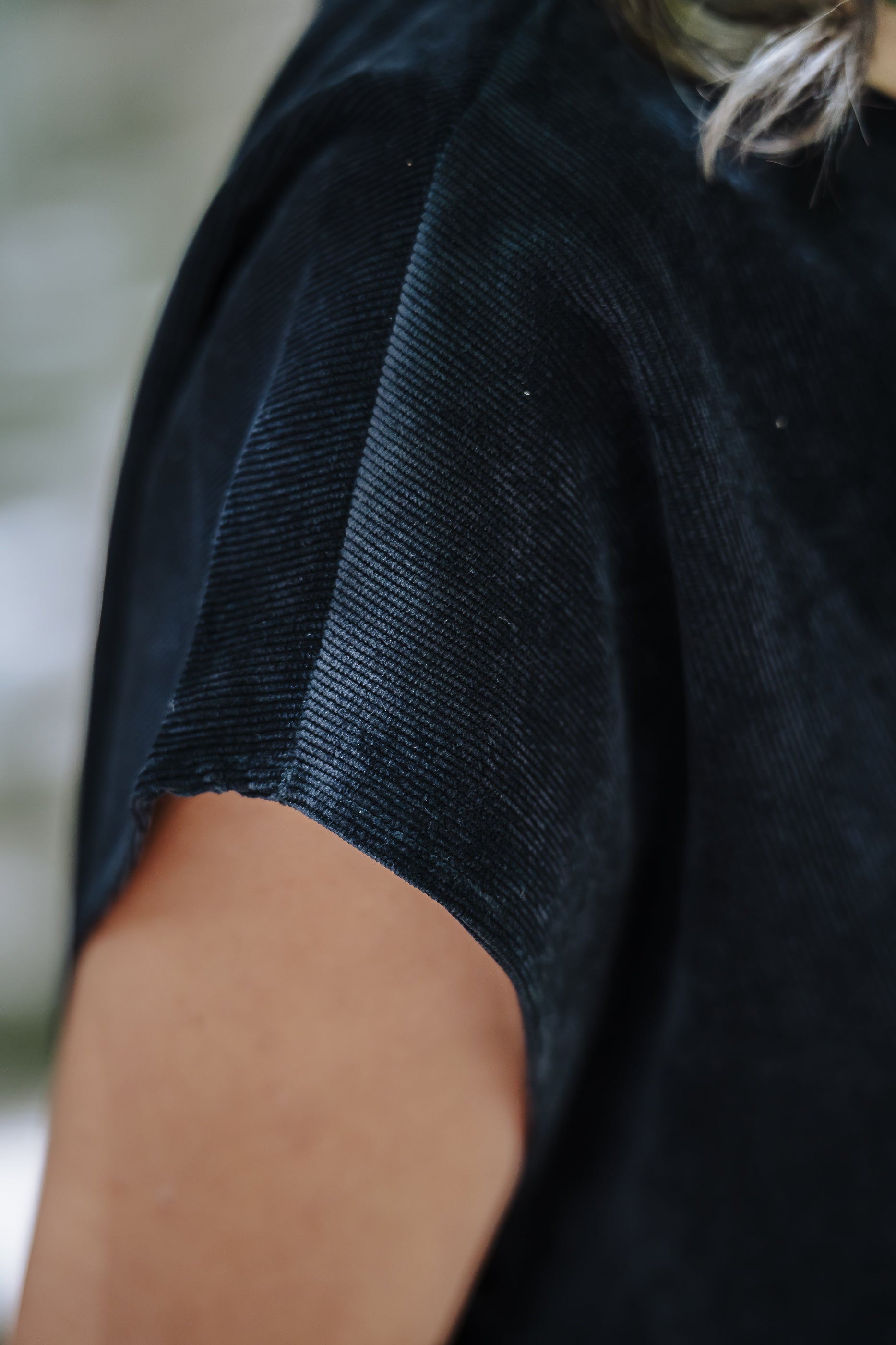 Blusa Cuello Bandeja - Corduroy Negra
