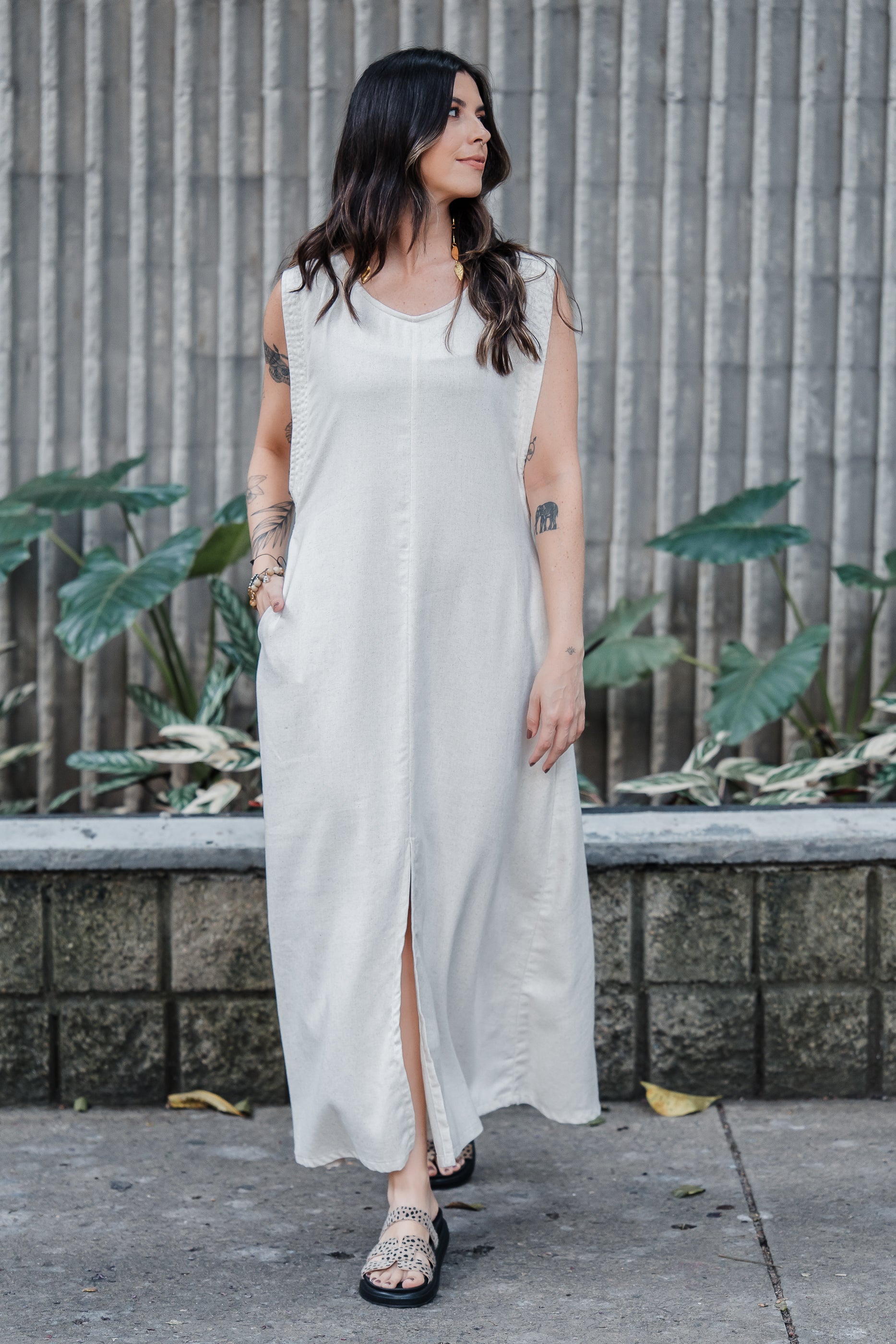 Vestido Sofía en Lino sin mangas con bolsillos y aberturas - Color Semilla