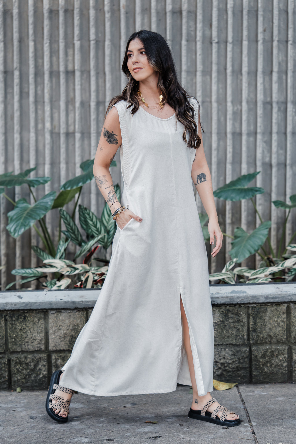 Vestido Sofía en Lino sin mangas con bolsillos y aberturas - Color Semilla