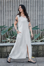 Vestido Sofía en Lino sin mangas con bolsillos y aberturas - Color Semilla