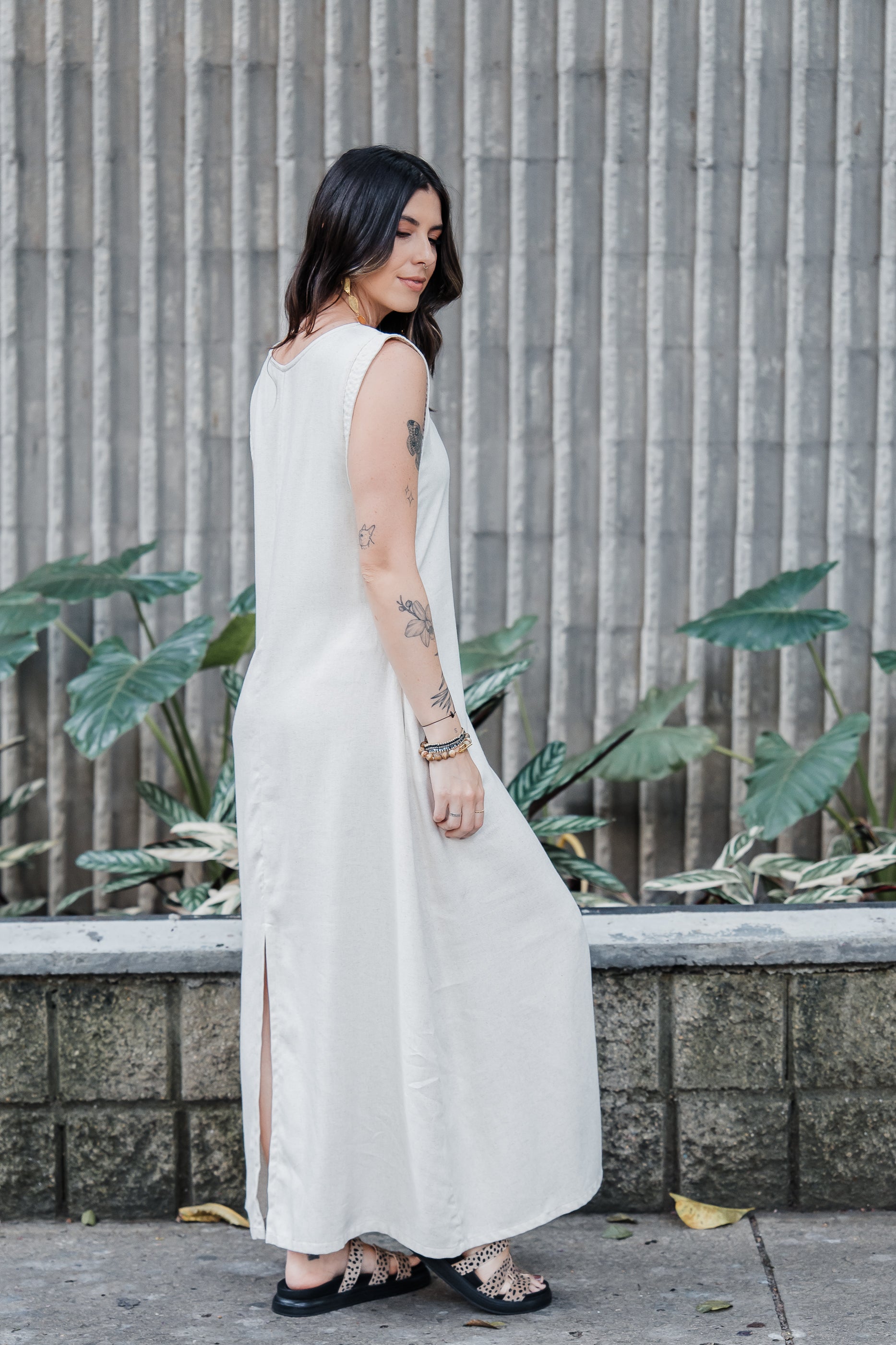 Vestido Sofía en Lino sin mangas con bolsillos y aberturas - Color Semilla