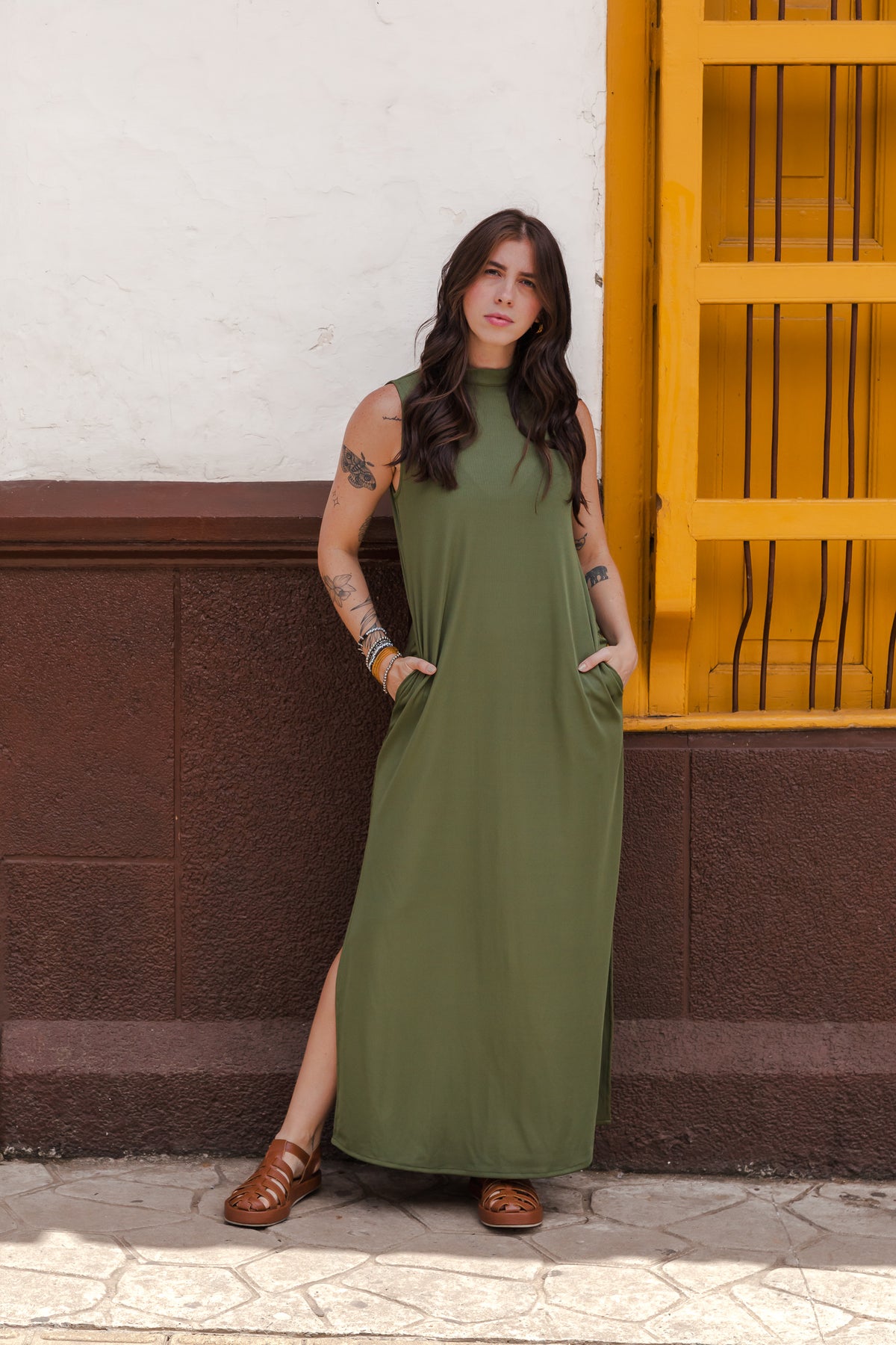 Vestido LUPE cuello alto sin mangas con aberturas - Verde Militar