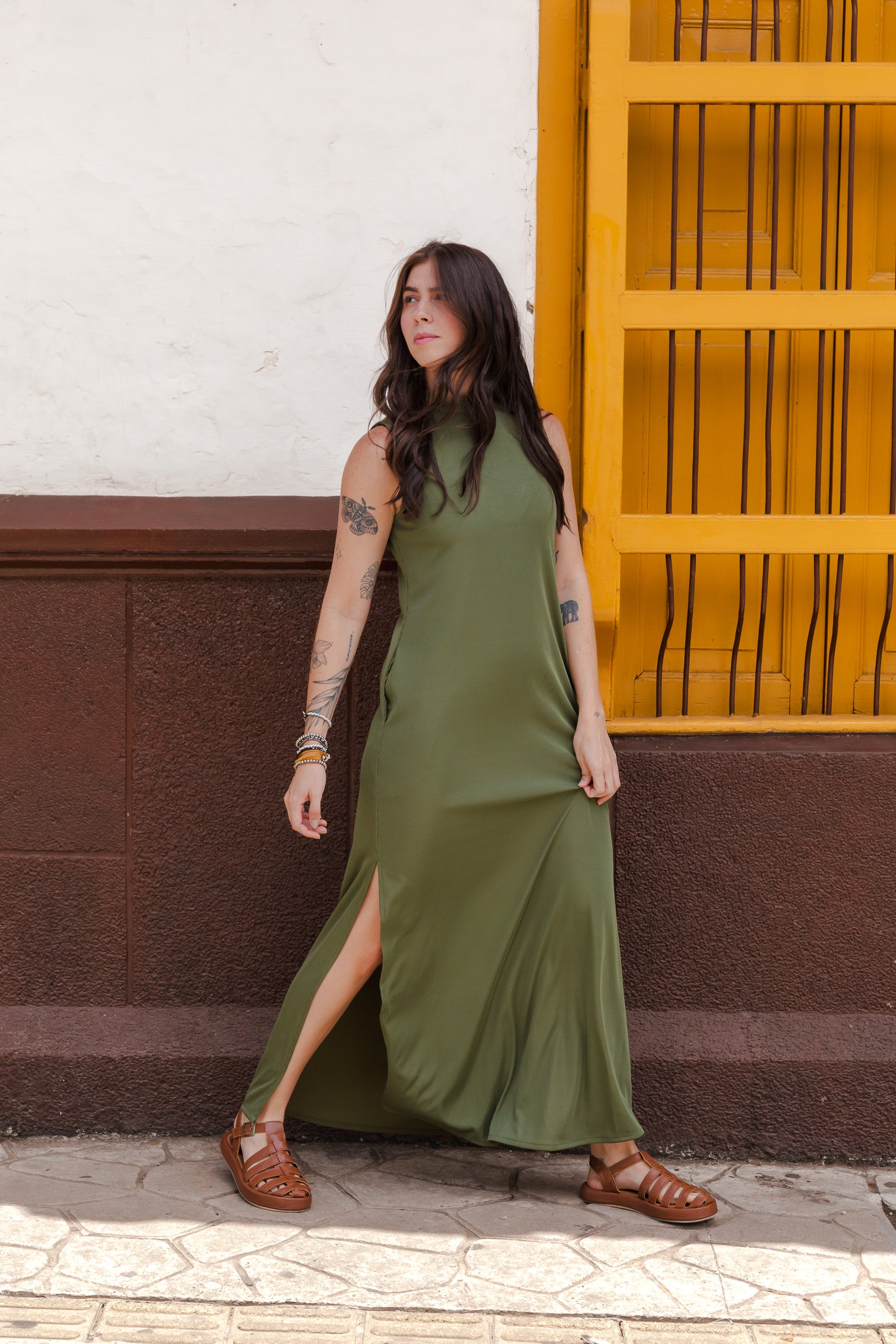 Vestido LUPE cuello alto sin mangas con aberturas - Verde Militar