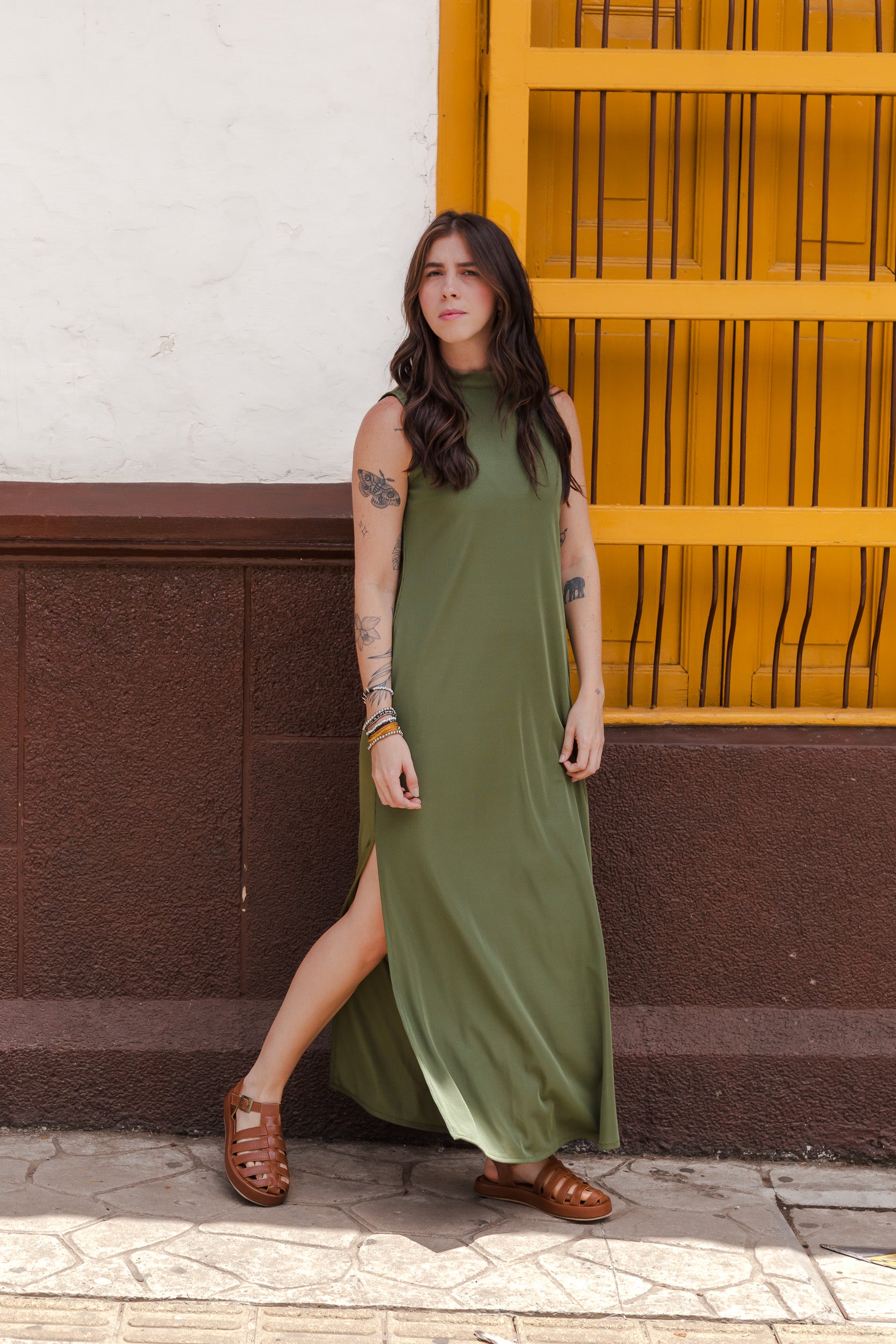 Vestido LUPE cuello alto sin mangas con aberturas - Verde Militar
