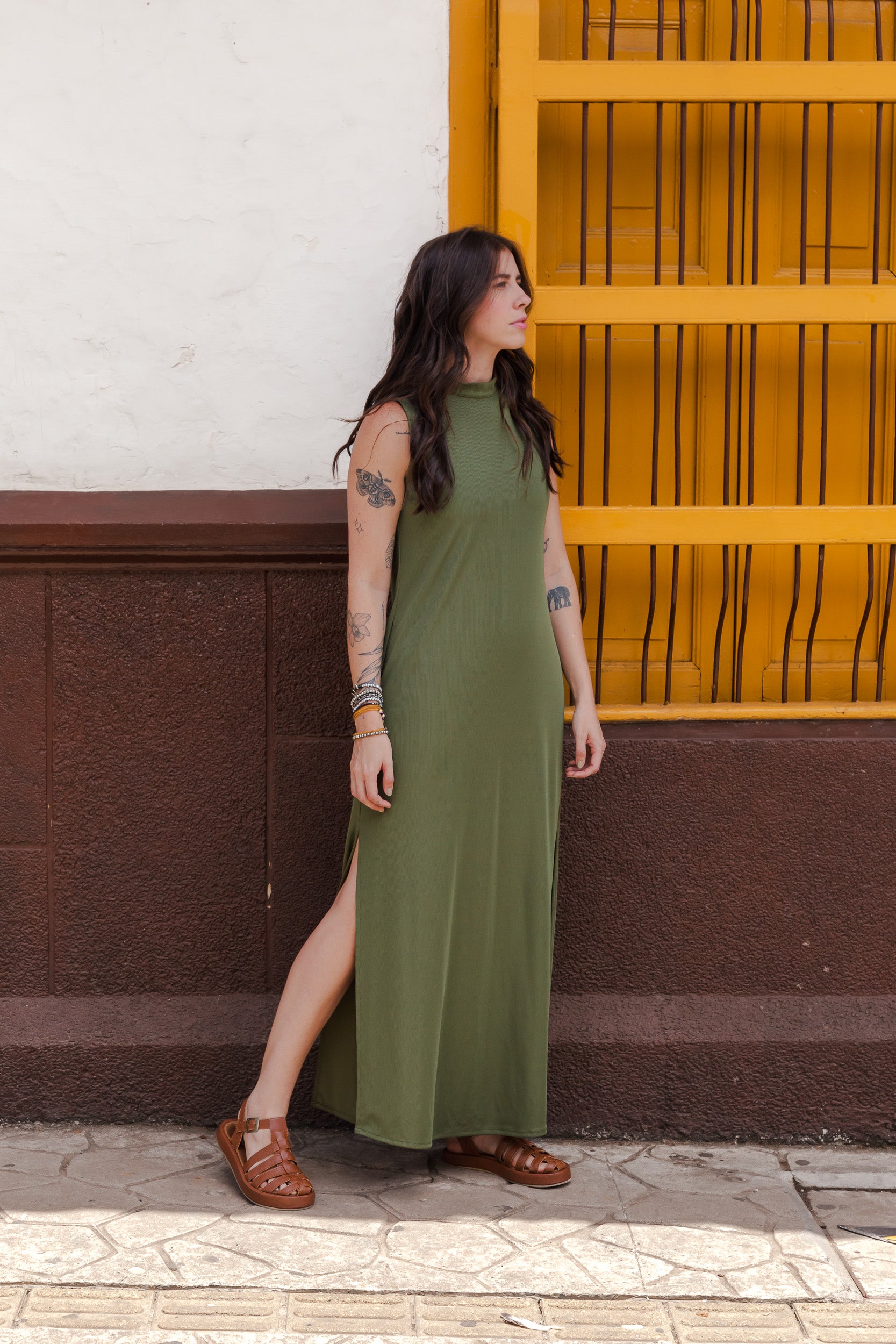 Vestido LUPE cuello alto sin mangas con aberturas - Verde Militar