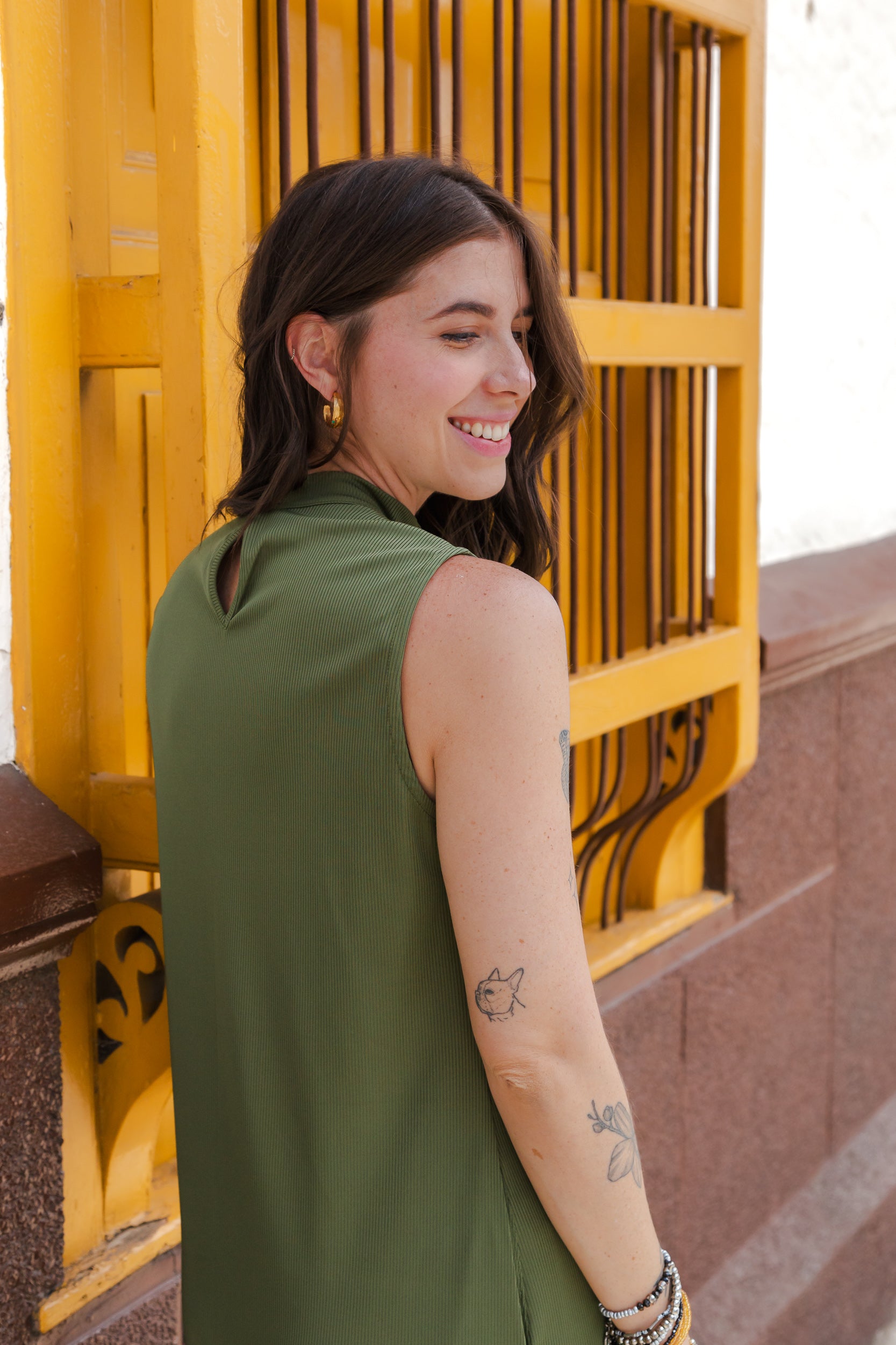 Vestido LUPE cuello alto sin mangas con aberturas - Verde Militar