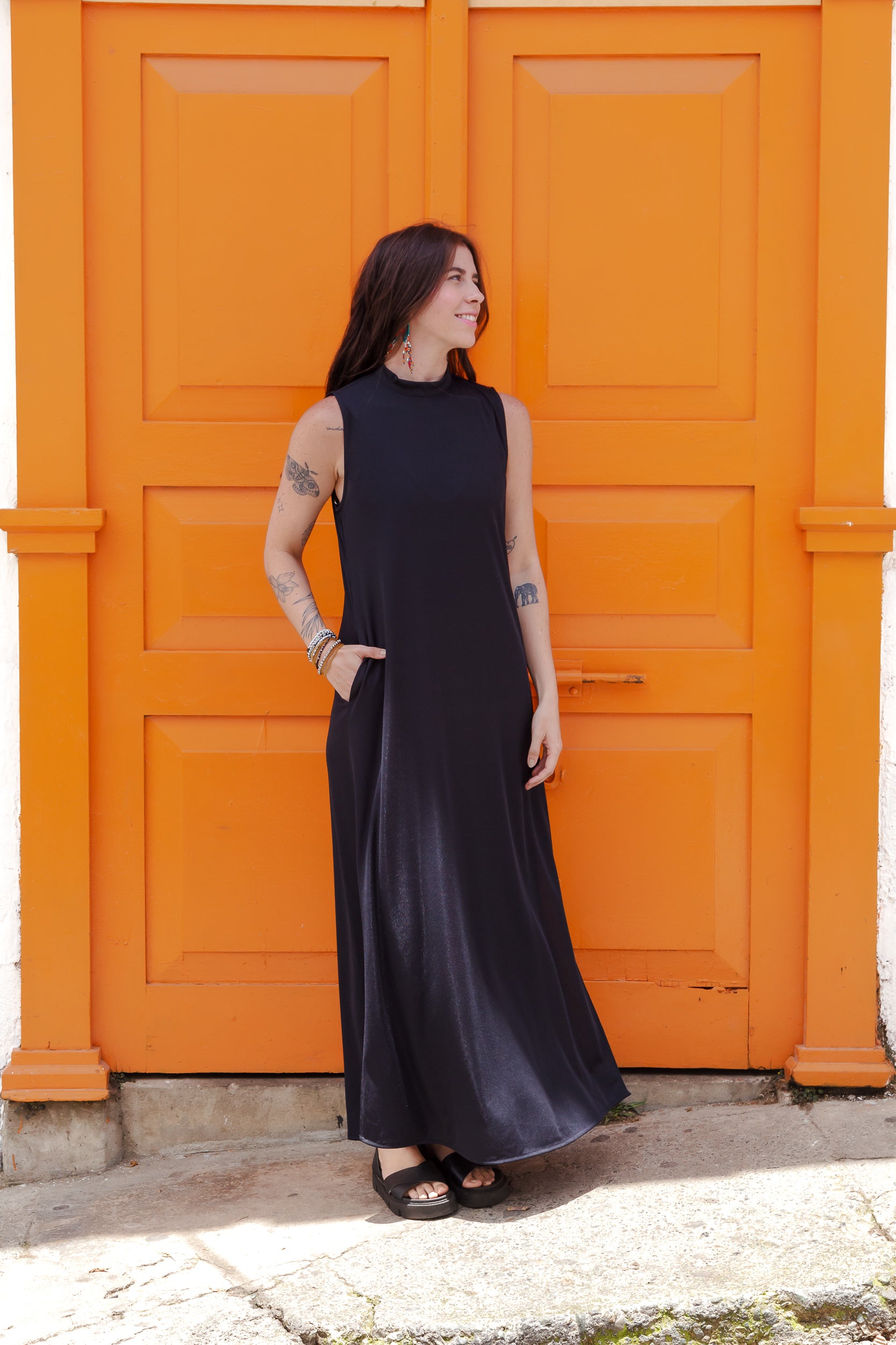 Vestido LUPE cuello alto sin mangas con aberturas - Negro