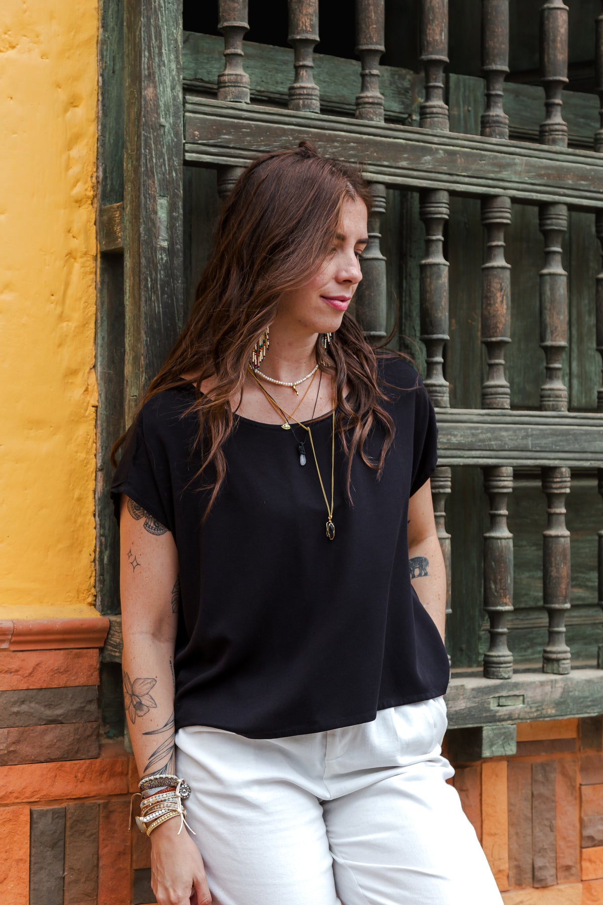 Blusa básica en cuello bandeja - Negra