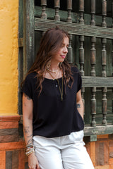 Blusa básica en cuello bandeja - Negra