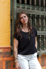 Blusa básica en cuello bandeja - Negra