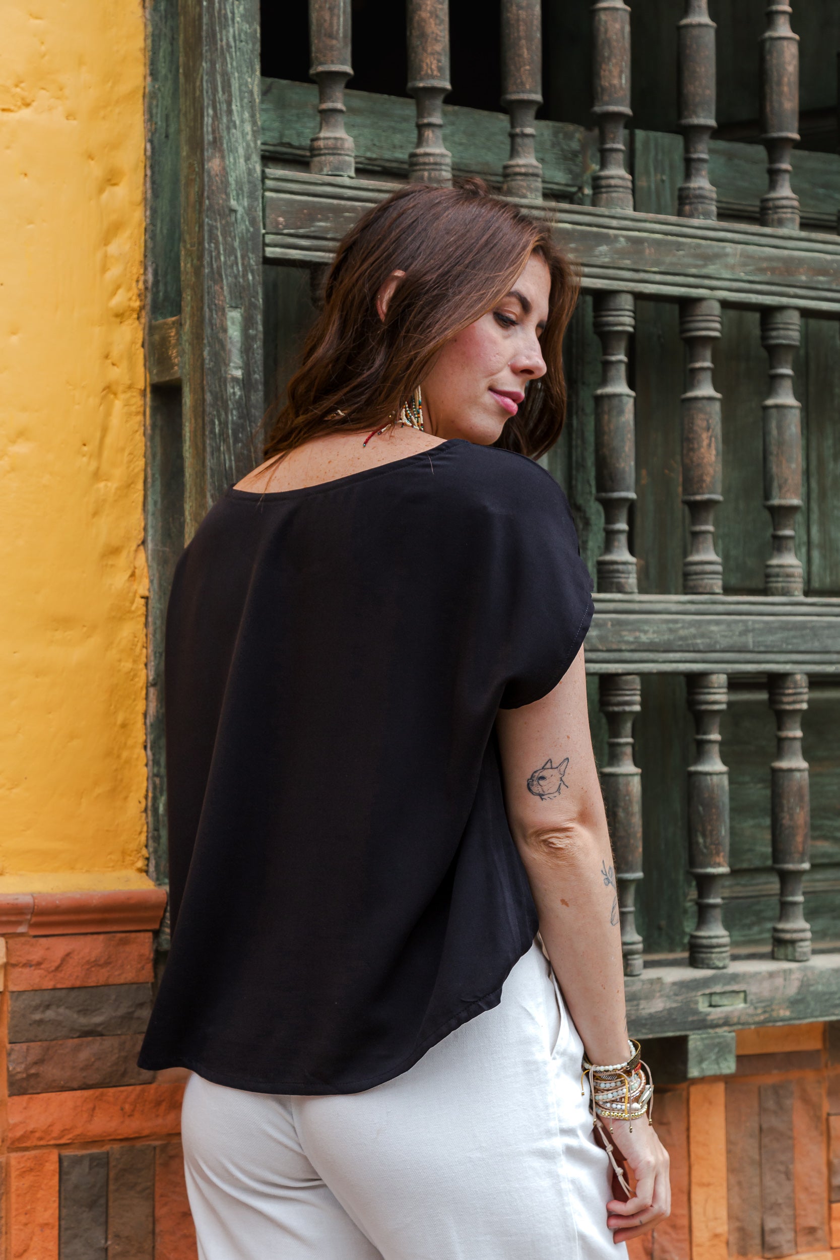 Blusa Cuello Bandeja Negra Talla U