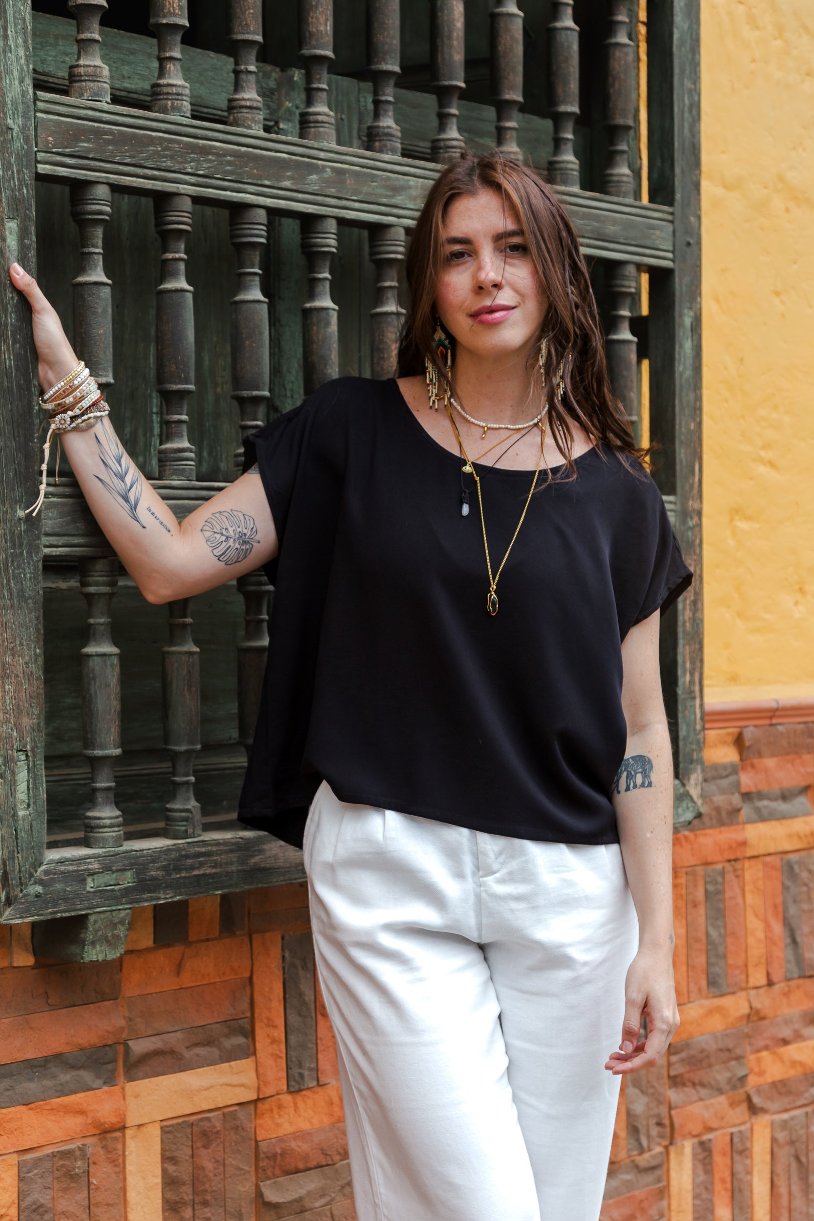 Blusa básica en cuello bandeja - Negra
