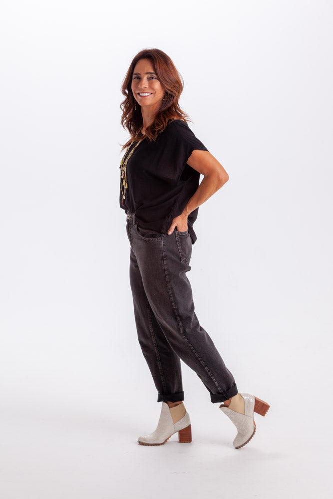 Blusa básica en cuello bandeja - Negra