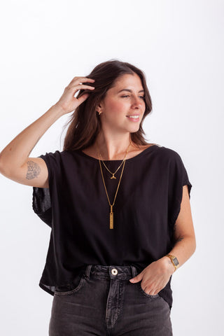 Blusa básica en cuello bandeja - Negra