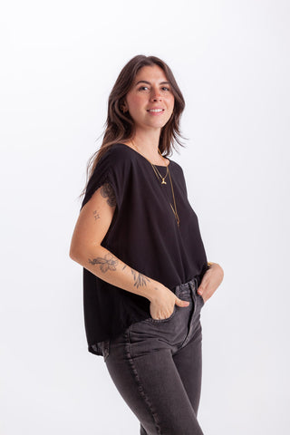 Blusa básica en cuello bandeja - Negra