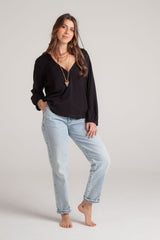 Blusa Ama manga larga cuello en V - Negra
