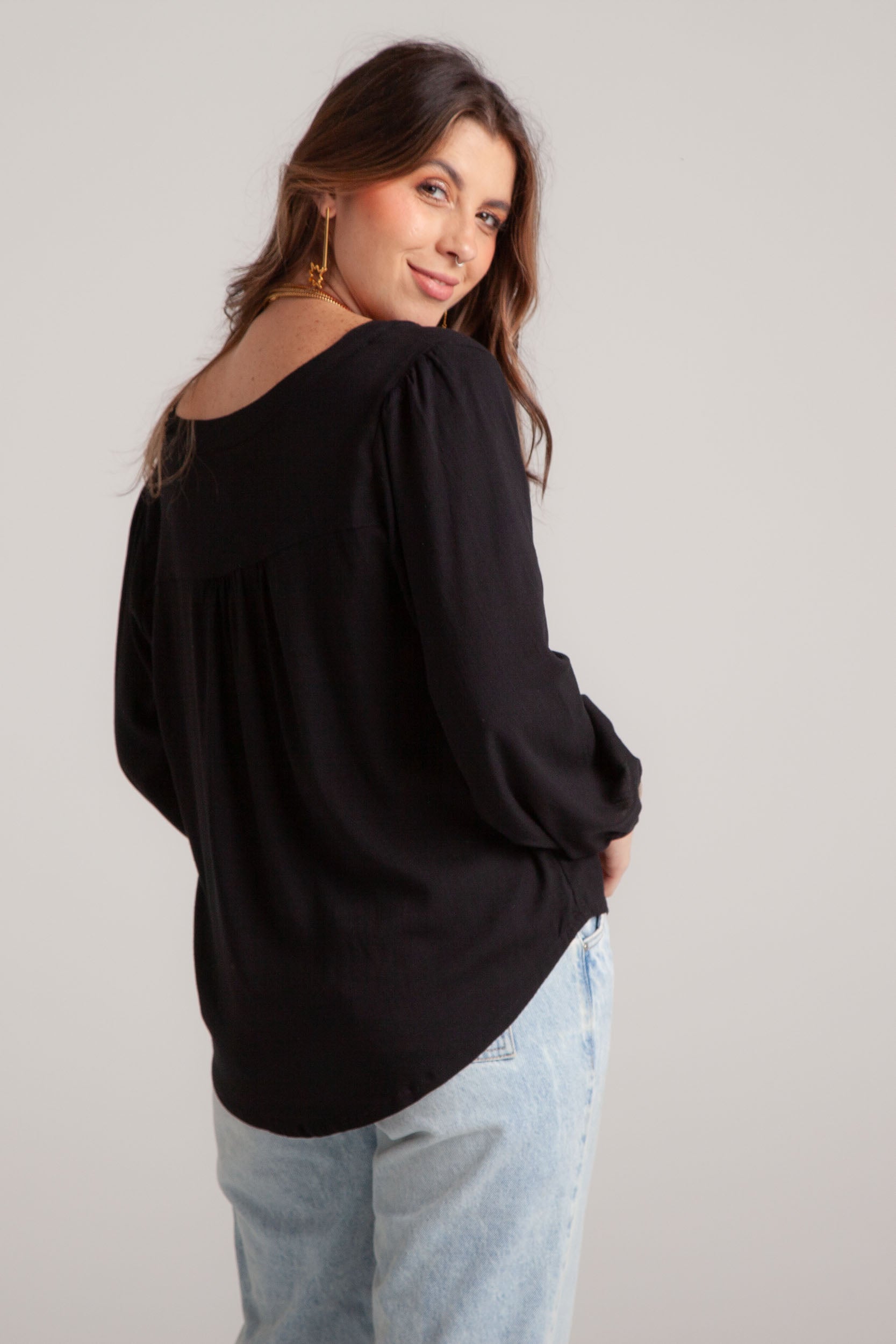 Blusa Ama manga larga cuello en V - Negra