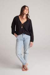 Blusa Ama manga larga cuello en V - Negra