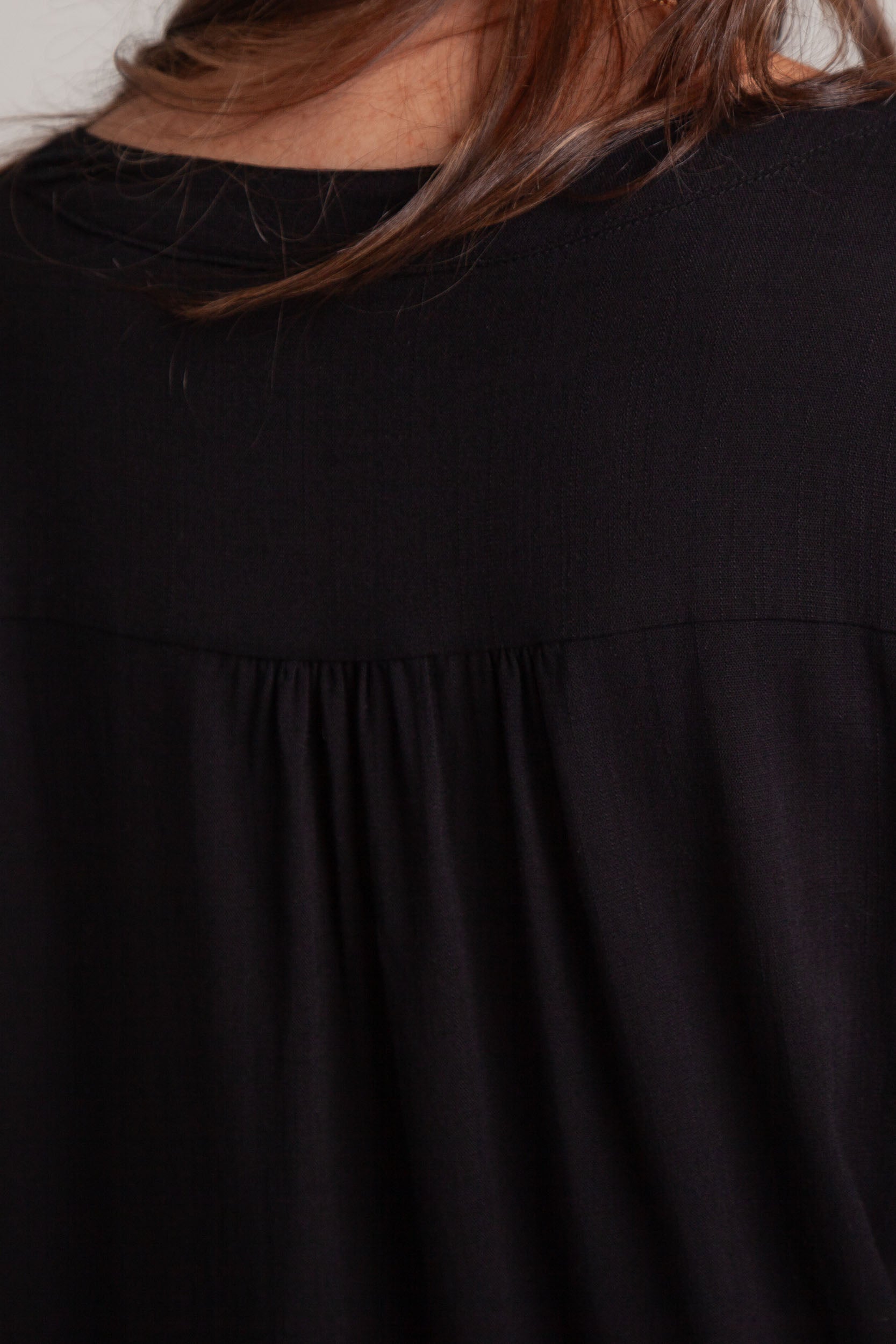 Blusa Ama manga larga cuello en V - Negra