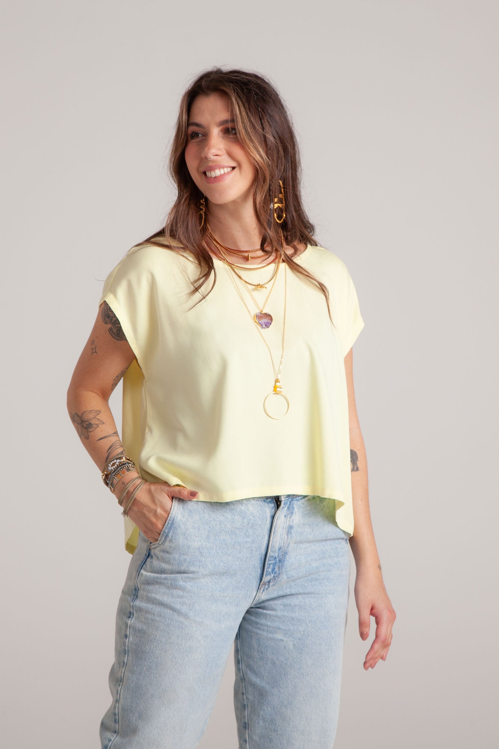Blusa básica en cuello bandeja - Amarilla