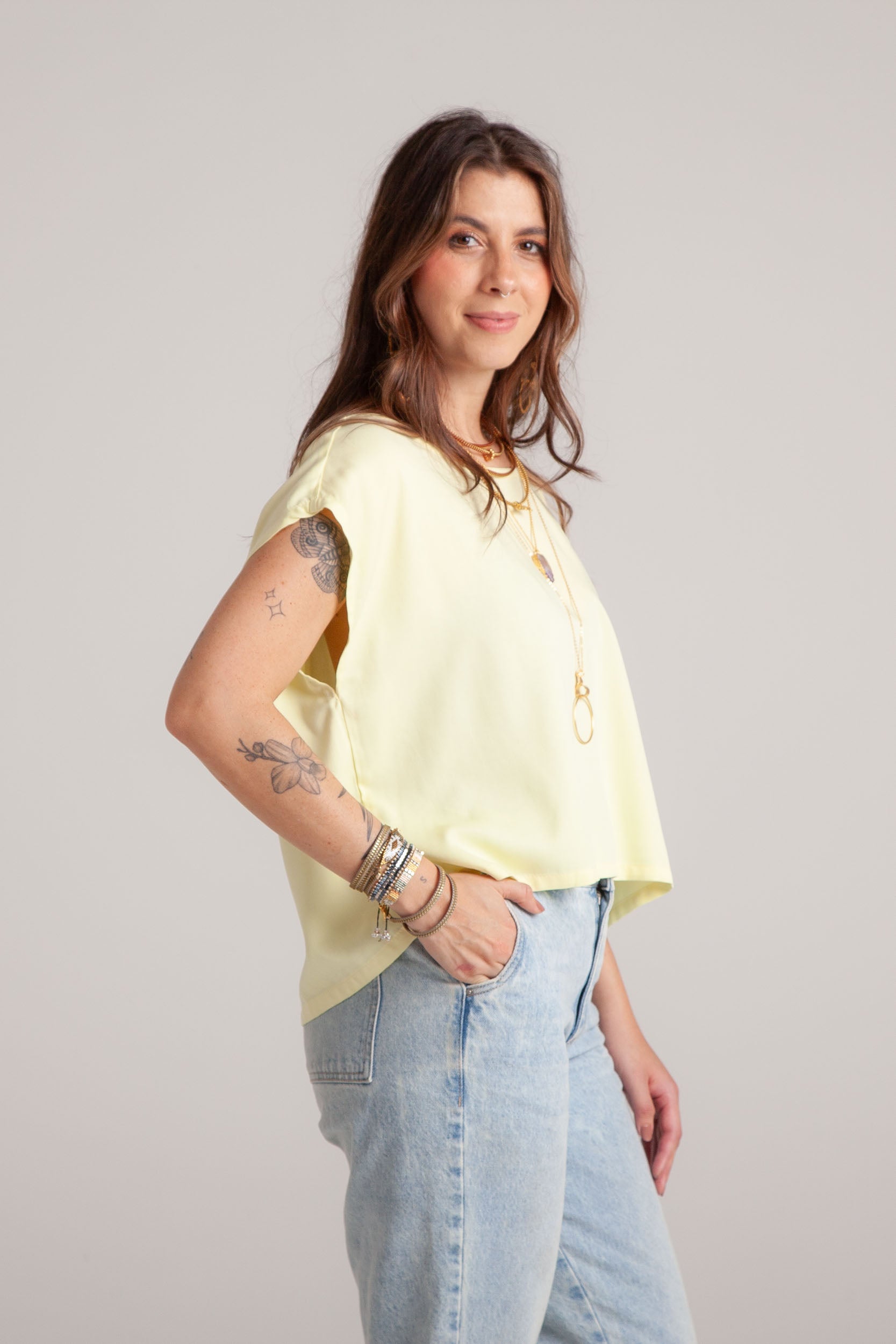 Blusa básica en cuello bandeja - Amarilla