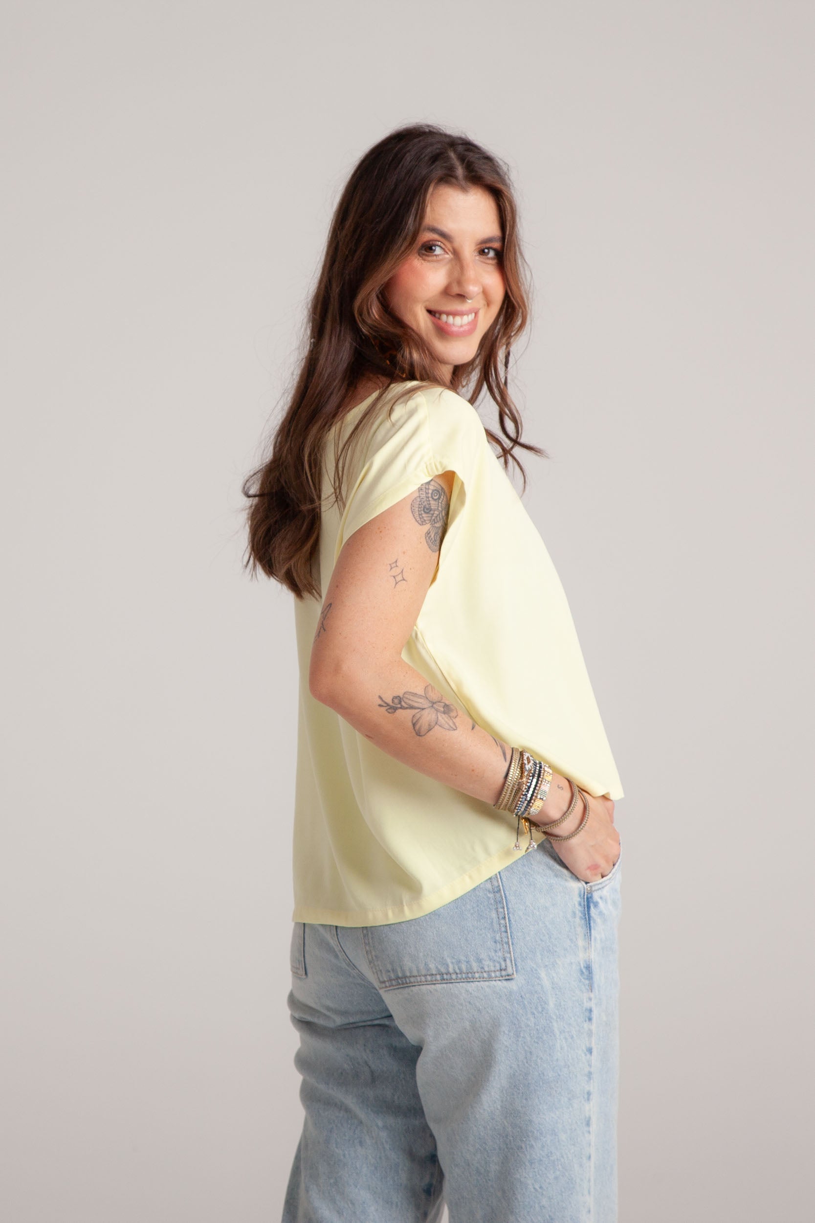 Blusa básica en cuello bandeja - Amarilla