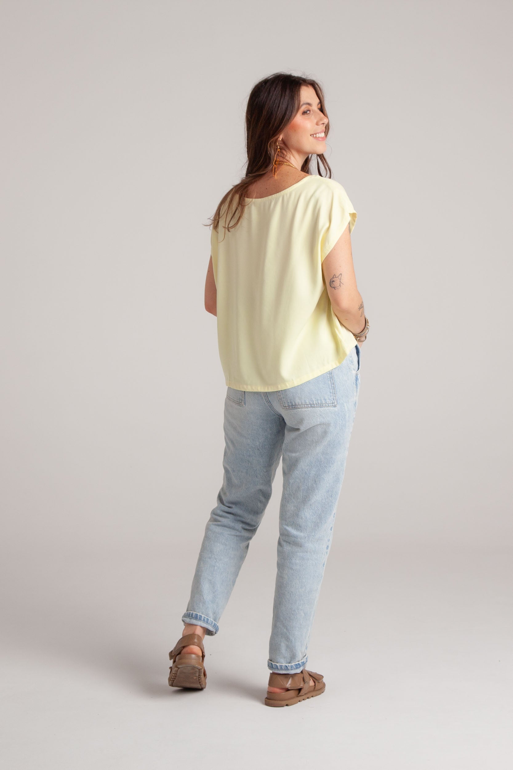 Blusa básica en cuello bandeja - Amarilla