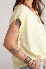 Blusa básica en cuello bandeja - Amarilla